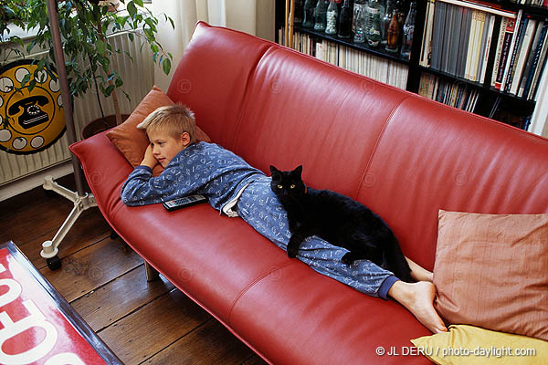 petit garon et son chat - little boy and his cat
